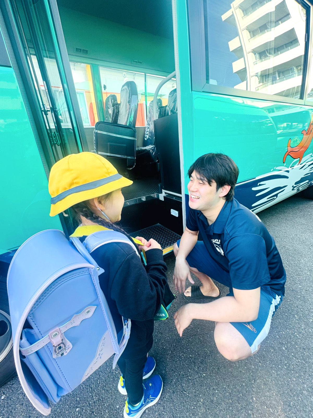 小学生からは送迎バスも利用できます。